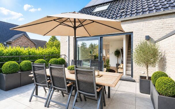PRACHTIG AFGEWERKT EN ENERGIEZUINIG DUPLEX-APPARTEMENT (123 M2 WOONOPPERVLAKTE) (BRON: EPB) MET 2 SLAAPKAMERS, RUIM EN ZONOVERGOTEN TERRAS, EN AUTOSTANDPLAATS EN TUINBERGING TE NEERHAREN!

Op de weg van Lanaken naar Rekem vind je, aan de linkerkant, ter h