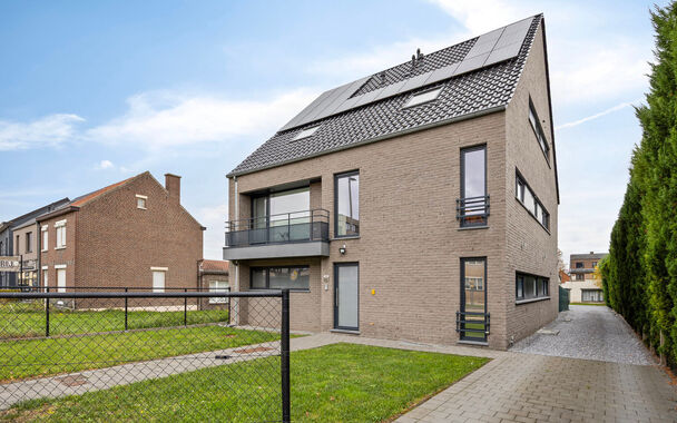 PRACHTIG AFGEWERKT EN ENERGIEZUINIG DUPLEX-APPARTEMENT (123 M2 WOONOPPERVLAKTE) (BRON: EPB) MET 2 SLAAPKAMERS, RUIM EN ZONOVERGOTEN TERRAS, EN AUTOSTANDPLAATS EN TUINBERGING TE NEERHAREN!

Op de weg van Lanaken naar Rekem vind je, aan de linkerkant, ter h