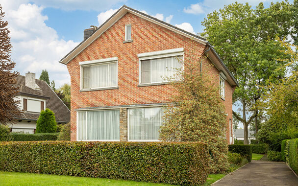 STIJLVOLLE GEZINSWONING (OB) MET 4 SLAAPKAMERS OP ZUID-OOSTELIJK GERICHT PERCEEL VAN 10A34CA IN EXCLUSIEVE RESIDENTI&Euml;LE VILLAWIJK TE HASSELT (HENEGAUWBERG)

In de meest exclusieve residenti&euml;le villawijk van Hasselt (ook &ldquo;Henegauwberg&rdquo; of "Henegauwwi