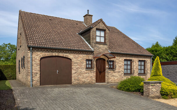 RUIME EN GOED GELEGEN GEZINSWONING MET 6 SLAAPKAMERS OP RUIM EN BREED PERCEEL VAN 07A48CA TE HASSELT!

Deze woning is gelegen in een rustige buurt te Kermt (Hasselt). Een ligging die een vlotte verbinding met het centrum van Hasselt heeft en die omliggend