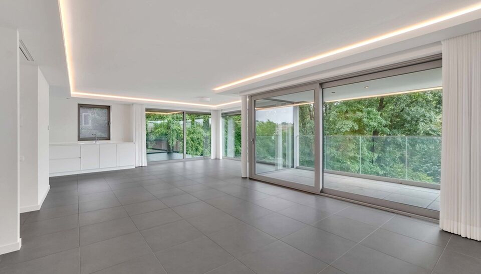 LUXEAPPARTEMENT (147m2) MET 2 SLK, OVERDEKT TERRAS + OPTIONEEL 2 AUTOSTANDPLAATSEN TE GENK-CENTRUM (MOLENVIJVERS)

We vinden dit ruime (147m2) 2 slaapkamer-appartement gebouwd in 2015 terug op de eerste verdieping van residentie “Pierre-Henri” gelegen