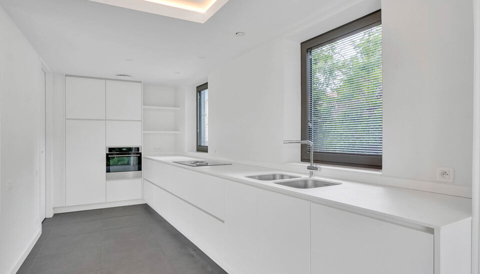 LUXEAPPARTEMENT (147m2) MET 2 SLK, OVERDEKT TERRAS + OPTIONEEL 2 AUTOSTANDPLAATSEN TE GENK-CENTRUM (MOLENVIJVERS)

We vinden dit ruime (147m2) 2 slaapkamer-appartement gebouwd in 2015 terug op de eerste verdieping van residentie “Pierre-Henri” gelegen
