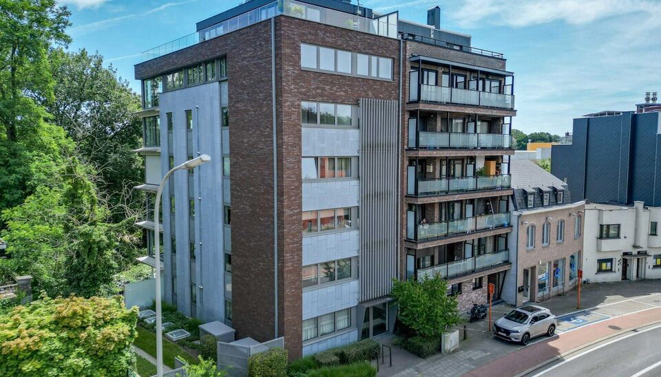 LUXEAPPARTEMENT (147m2) MET 2 SLK, OVERDEKT TERRAS + OPTIONEEL 2 AUTOSTANDPLAATSEN TE GENK-CENTRUM (MOLENVIJVERS)

We vinden dit ruime (147m2) 2 slaapkamer-appartement gebouwd in 2015 terug op de eerste verdieping van residentie “Pierre-Henri” gelegen