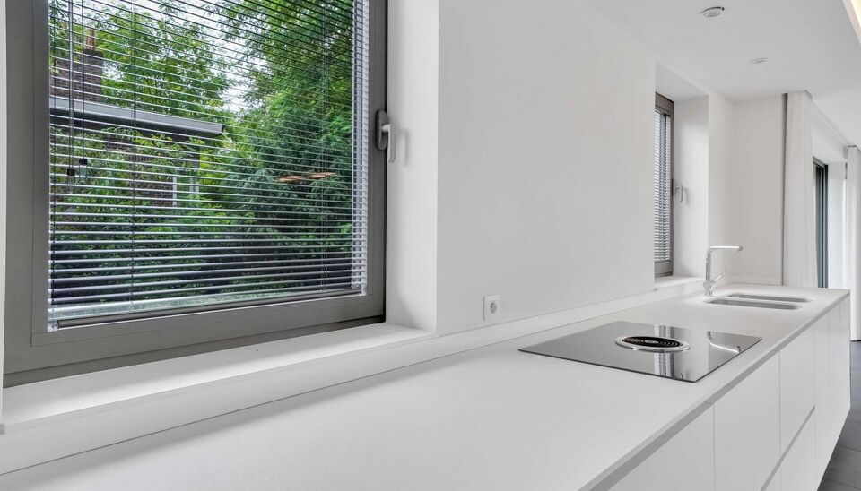 LUXEAPPARTEMENT (147m2) MET 2 SLK, OVERDEKT TERRAS + OPTIONEEL 2 AUTOSTANDPLAATSEN TE GENK-CENTRUM (MOLENVIJVERS)

We vinden dit ruime (147m2) 2 slaapkamer-appartement gebouwd in 2015 terug op de eerste verdieping van residentie “Pierre-Henri” gelegen