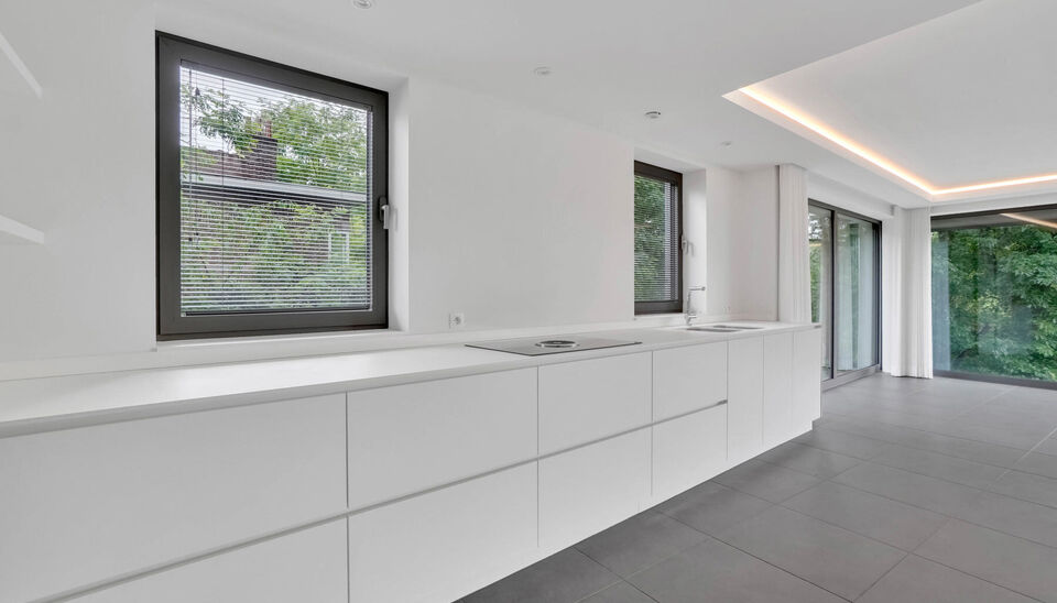 LUXEAPPARTEMENT (147m2) MET 2 SLK, OVERDEKT TERRAS + OPTIONEEL 2 AUTOSTANDPLAATSEN TE GENK-CENTRUM (MOLENVIJVERS)

We vinden dit ruime (147m2) 2 slaapkamer-appartement gebouwd in 2015 terug op de eerste verdieping van residentie “Pierre-Henri” gelegen
