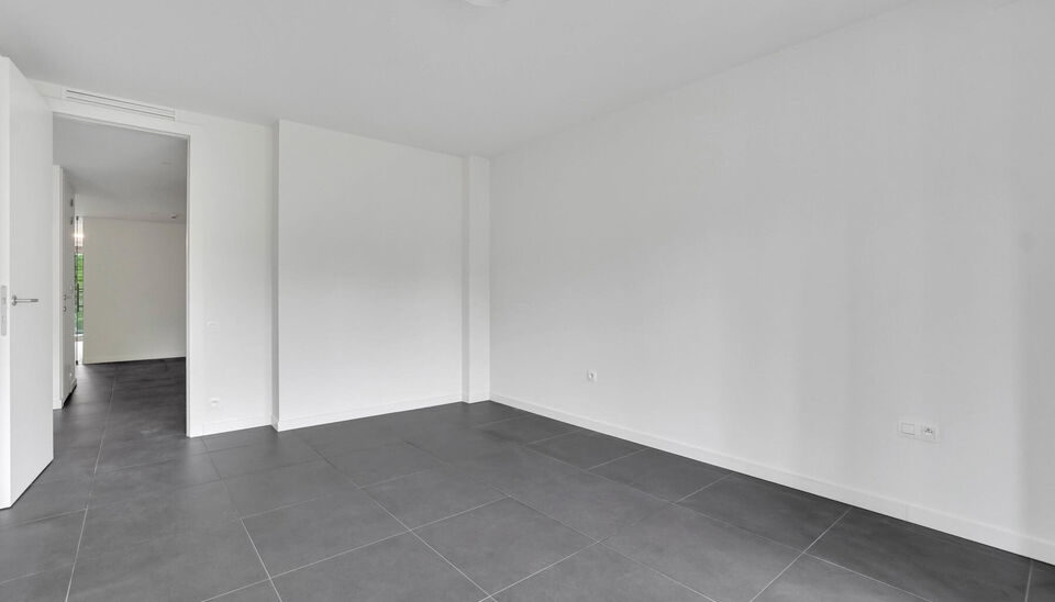 LUXEAPPARTEMENT (147m2) MET 2 SLK, OVERDEKT TERRAS + OPTIONEEL 2 AUTOSTANDPLAATSEN TE GENK-CENTRUM (MOLENVIJVERS)

We vinden dit ruime (147m2) 2 slaapkamer-appartement gebouwd in 2015 terug op de eerste verdieping van residentie “Pierre-Henri” gelegen