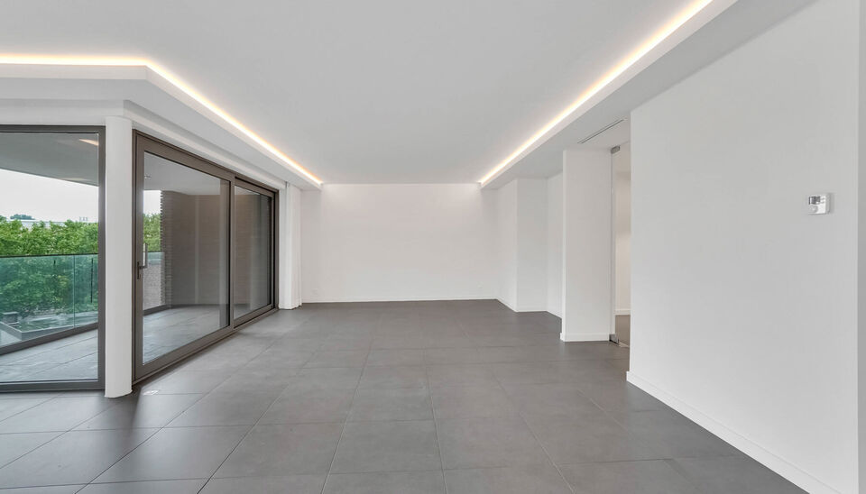 LUXEAPPARTEMENT (147m2) MET 2 SLK, OVERDEKT TERRAS + OPTIONEEL 2 AUTOSTANDPLAATSEN TE GENK-CENTRUM (MOLENVIJVERS)

We vinden dit ruime (147m2) 2 slaapkamer-appartement gebouwd in 2015 terug op de eerste verdieping van residentie “Pierre-Henri” gelegen