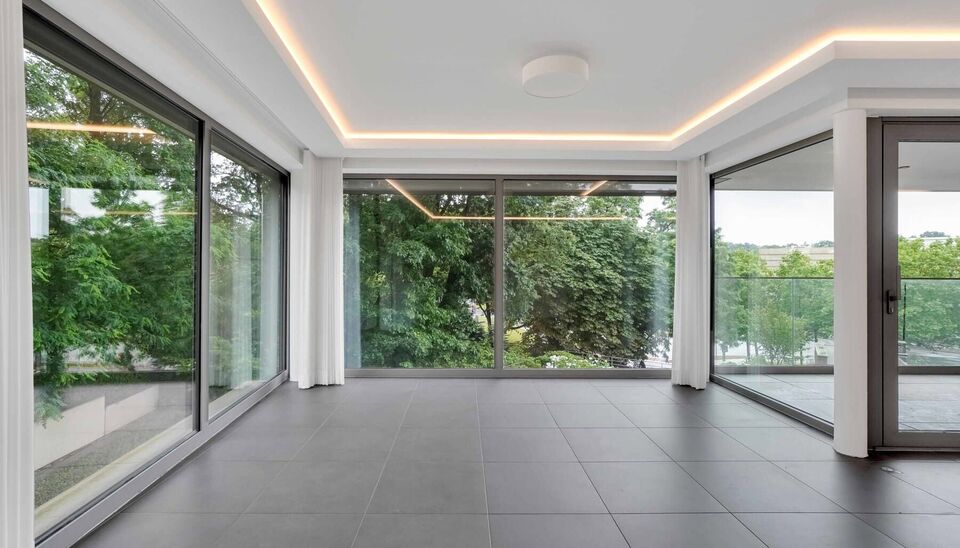 LUXEAPPARTEMENT (147m2) MET 2 SLK, OVERDEKT TERRAS + OPTIONEEL 2 AUTOSTANDPLAATSEN TE GENK-CENTRUM (MOLENVIJVERS)

We vinden dit ruime (147m2) 2 slaapkamer-appartement gebouwd in 2015 terug op de eerste verdieping van residentie “Pierre-Henri” gelegen