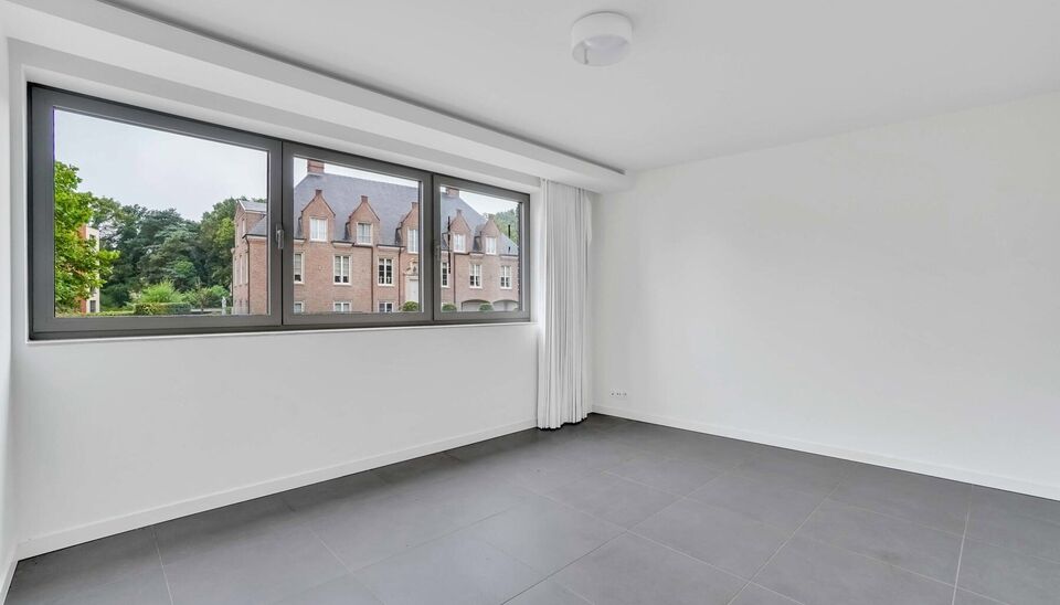 LUXEAPPARTEMENT (147m2) MET 2 SLK, OVERDEKT TERRAS + OPTIONEEL 2 AUTOSTANDPLAATSEN TE GENK-CENTRUM (MOLENVIJVERS)

We vinden dit ruime (147m2) 2 slaapkamer-appartement gebouwd in 2015 terug op de eerste verdieping van residentie “Pierre-Henri” gelegen