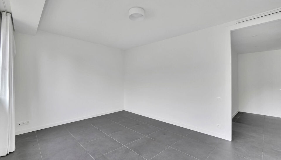 LUXEAPPARTEMENT (147m2) MET 2 SLK, OVERDEKT TERRAS + OPTIONEEL 2 AUTOSTANDPLAATSEN TE GENK-CENTRUM (MOLENVIJVERS)

We vinden dit ruime (147m2) 2 slaapkamer-appartement gebouwd in 2015 terug op de eerste verdieping van residentie “Pierre-Henri” gelegen