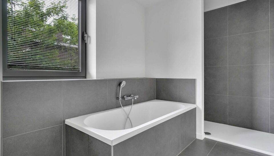LUXEAPPARTEMENT (147m2) MET 2 SLK, OVERDEKT TERRAS + OPTIONEEL 2 AUTOSTANDPLAATSEN TE GENK-CENTRUM (MOLENVIJVERS)

We vinden dit ruime (147m2) 2 slaapkamer-appartement gebouwd in 2015 terug op de eerste verdieping van residentie “Pierre-Henri” gelegen