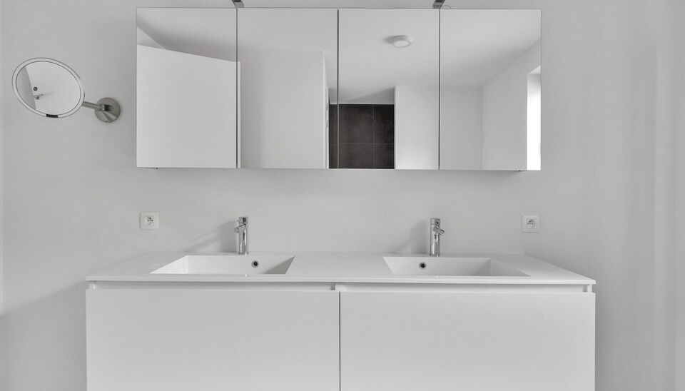 LUXEAPPARTEMENT (147m2) MET 2 SLK, OVERDEKT TERRAS + OPTIONEEL 2 AUTOSTANDPLAATSEN TE GENK-CENTRUM (MOLENVIJVERS)

We vinden dit ruime (147m2) 2 slaapkamer-appartement gebouwd in 2015 terug op de eerste verdieping van residentie “Pierre-Henri” gelegen