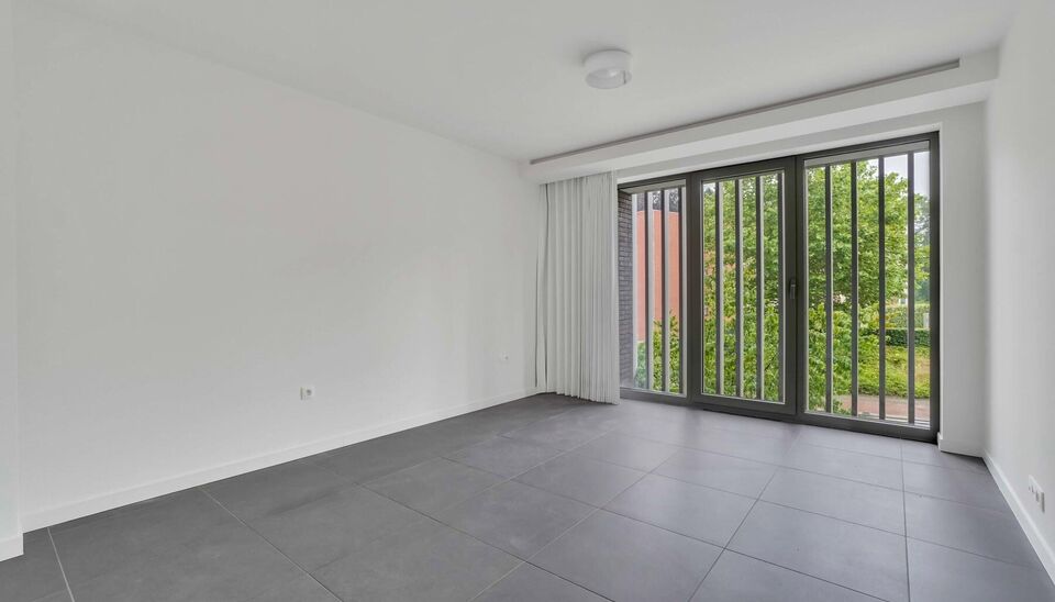 LUXEAPPARTEMENT (147m2) MET 2 SLK, OVERDEKT TERRAS + OPTIONEEL 2 AUTOSTANDPLAATSEN TE GENK-CENTRUM (MOLENVIJVERS)

We vinden dit ruime (147m2) 2 slaapkamer-appartement gebouwd in 2015 terug op de eerste verdieping van residentie “Pierre-Henri” gelegen