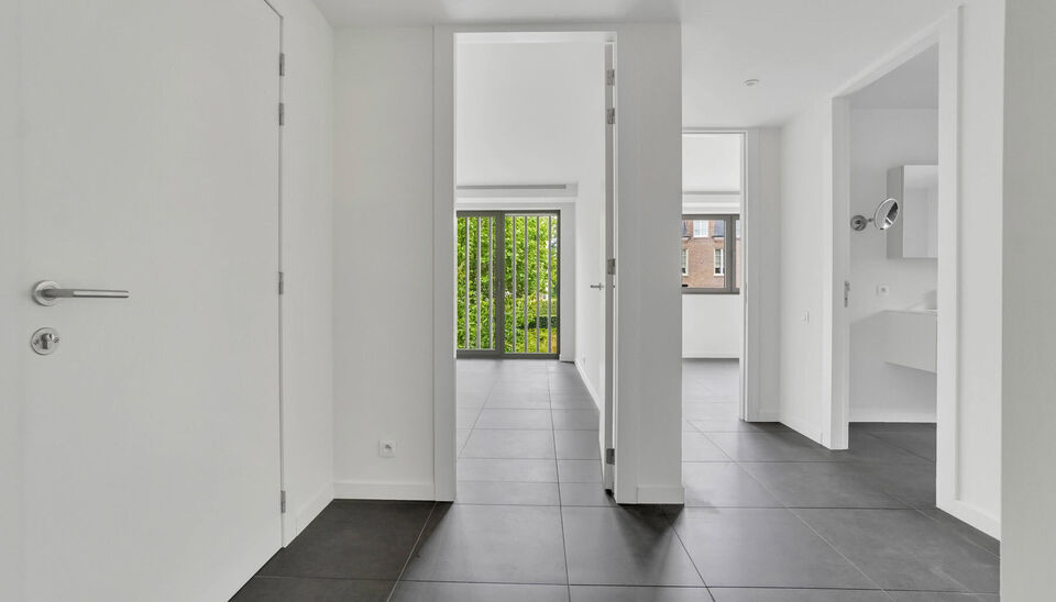 LUXEAPPARTEMENT (147m2) MET 2 SLK, OVERDEKT TERRAS + OPTIONEEL 2 AUTOSTANDPLAATSEN TE GENK-CENTRUM (MOLENVIJVERS)

We vinden dit ruime (147m2) 2 slaapkamer-appartement gebouwd in 2015 terug op de eerste verdieping van residentie “Pierre-Henri” gelegen