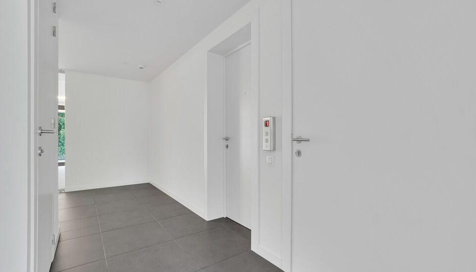 LUXEAPPARTEMENT (147m2) MET 2 SLK, OVERDEKT TERRAS + OPTIONEEL 2 AUTOSTANDPLAATSEN TE GENK-CENTRUM (MOLENVIJVERS)

We vinden dit ruime (147m2) 2 slaapkamer-appartement gebouwd in 2015 terug op de eerste verdieping van residentie “Pierre-Henri” gelegen