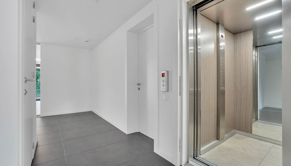 LUXEAPPARTEMENT (147m2) MET 2 SLK, OVERDEKT TERRAS + OPTIONEEL 2 AUTOSTANDPLAATSEN TE GENK-CENTRUM (MOLENVIJVERS)

We vinden dit ruime (147m2) 2 slaapkamer-appartement gebouwd in 2015 terug op de eerste verdieping van residentie “Pierre-Henri” gelegen