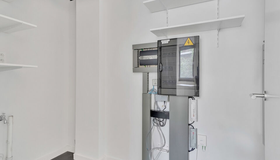 LUXEAPPARTEMENT (147m2) MET 2 SLK, OVERDEKT TERRAS + OPTIONEEL 2 AUTOSTANDPLAATSEN TE GENK-CENTRUM (MOLENVIJVERS)

We vinden dit ruime (147m2) 2 slaapkamer-appartement gebouwd in 2015 terug op de eerste verdieping van residentie “Pierre-Henri” gelegen