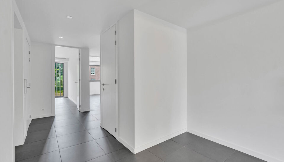LUXEAPPARTEMENT (147m2) MET 2 SLK, OVERDEKT TERRAS + OPTIONEEL 2 AUTOSTANDPLAATSEN TE GENK-CENTRUM (MOLENVIJVERS)

We vinden dit ruime (147m2) 2 slaapkamer-appartement gebouwd in 2015 terug op de eerste verdieping van residentie “Pierre-Henri” gelegen