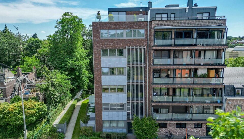 LUXEAPPARTEMENT (147m2) MET 2 SLK, OVERDEKT TERRAS + OPTIONEEL 2 AUTOSTANDPLAATSEN TE GENK-CENTRUM (MOLENVIJVERS)

We vinden dit ruime (147m2) 2 slaapkamer-appartement gebouwd in 2015 terug op de eerste verdieping van residentie “Pierre-Henri” gelegen