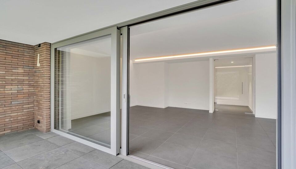 LUXEAPPARTEMENT (147m2) MET 2 SLK, OVERDEKT TERRAS + OPTIONEEL 2 AUTOSTANDPLAATSEN TE GENK-CENTRUM (MOLENVIJVERS)

We vinden dit ruime (147m2) 2 slaapkamer-appartement gebouwd in 2015 terug op de eerste verdieping van residentie “Pierre-Henri” gelegen