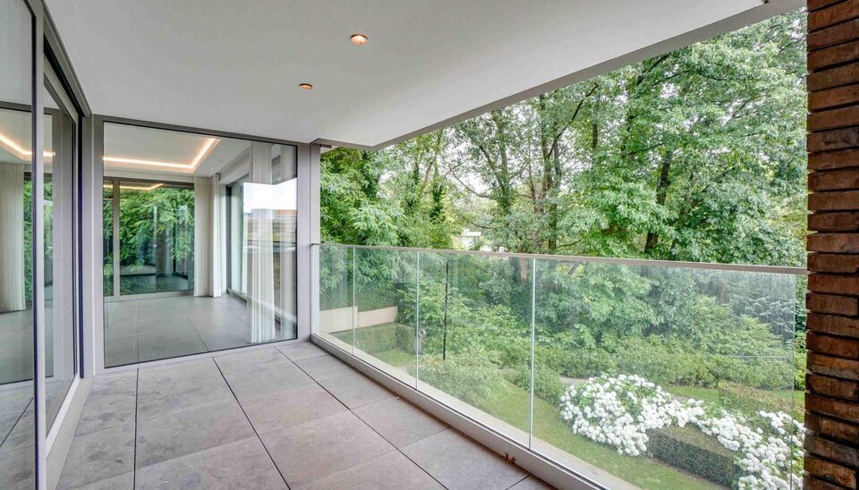 LUXEAPPARTEMENT (147m2) MET 2 SLK, OVERDEKT TERRAS + OPTIONEEL 2 AUTOSTANDPLAATSEN TE GENK-CENTRUM (MOLENVIJVERS)

We vinden dit ruime (147m2) 2 slaapkamer-appartement gebouwd in 2015 terug op de eerste verdieping van residentie “Pierre-Henri” gelegen