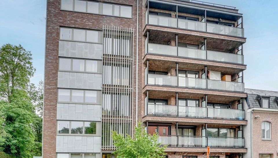 LUXEAPPARTEMENT (147m2) MET 2 SLK, OVERDEKT TERRAS + OPTIONEEL 2 AUTOSTANDPLAATSEN TE GENK-CENTRUM (MOLENVIJVERS)

We vinden dit ruime (147m2) 2 slaapkamer-appartement gebouwd in 2015 terug op de eerste verdieping van residentie “Pierre-Henri” gelegen