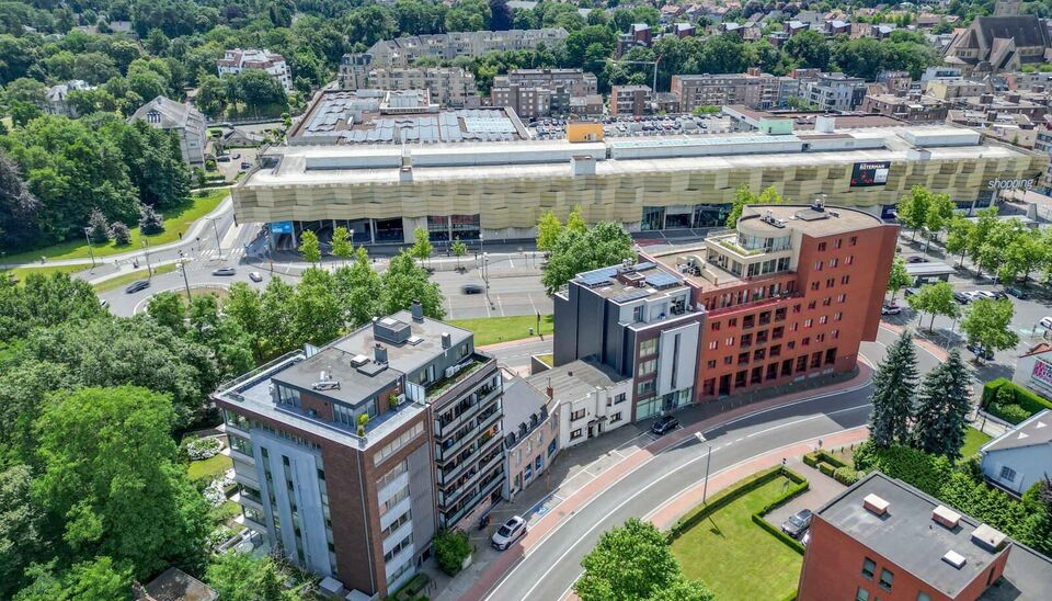 LUXEAPPARTEMENT (147m2) MET 2 SLK, OVERDEKT TERRAS + OPTIONEEL 2 AUTOSTANDPLAATSEN TE GENK-CENTRUM (MOLENVIJVERS)

We vinden dit ruime (147m2) 2 slaapkamer-appartement gebouwd in 2015 terug op de eerste verdieping van residentie “Pierre-Henri” gelegen