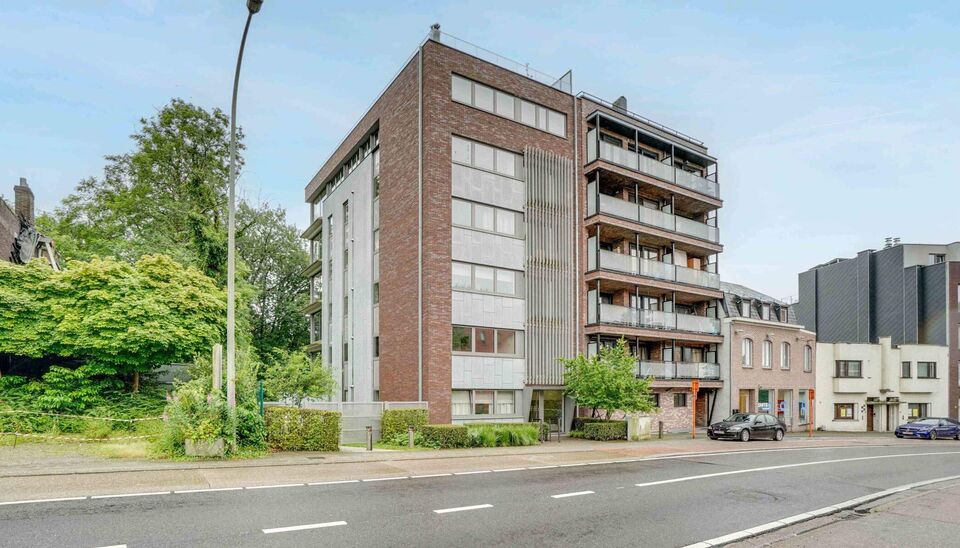 LUXEAPPARTEMENT (147m2) MET 2 SLK, OVERDEKT TERRAS + OPTIONEEL 2 AUTOSTANDPLAATSEN TE GENK-CENTRUM (MOLENVIJVERS)

We vinden dit ruime (147m2) 2 slaapkamer-appartement gebouwd in 2015 terug op de eerste verdieping van residentie “Pierre-Henri” gelegen