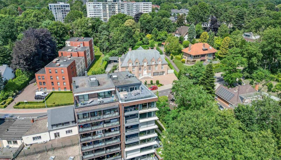 LUXEAPPARTEMENT (147m2) MET 2 SLK, OVERDEKT TERRAS + OPTIONEEL 2 AUTOSTANDPLAATSEN TE GENK-CENTRUM (MOLENVIJVERS)

We vinden dit ruime (147m2) 2 slaapkamer-appartement gebouwd in 2015 terug op de eerste verdieping van residentie “Pierre-Henri” gelegen