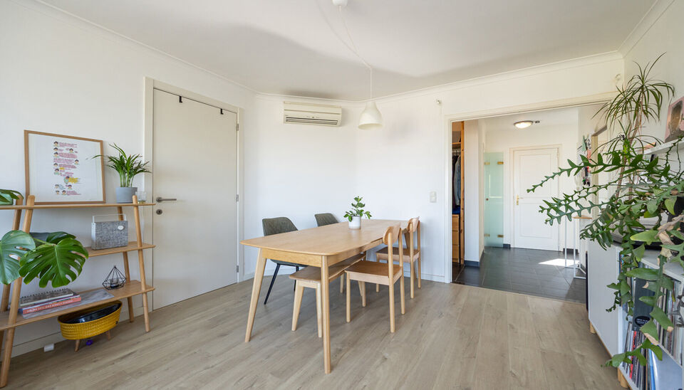 TOP GELEGEN, RUIM APPARTEMENT MET 3 SLAAPKAMERS, EPC LABEL C, PRIVATE AUTOSTANDPLAATS EN KELDERBERGING TE HASSELT!

We vinden dit op te frissen appartement terug aan de Hendrik van Veldekesingel 3 bus 8 te Hasselt. De ligging is hier centraal te noemen: a