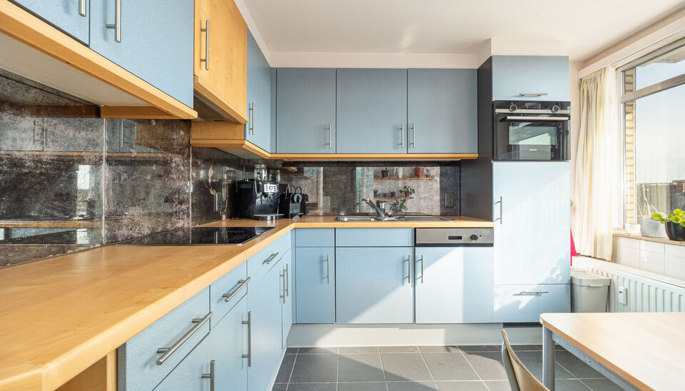 TOP GELEGEN, RUIM APPARTEMENT MET 3 SLAAPKAMERS, EPC LABEL C, PRIVATE AUTOSTANDPLAATS EN KELDERBERGING TE HASSELT!

We vinden dit op te frissen appartement terug aan de Hendrik van Veldekesingel 3 bus 8 te Hasselt. De ligging is hier centraal te noemen: a