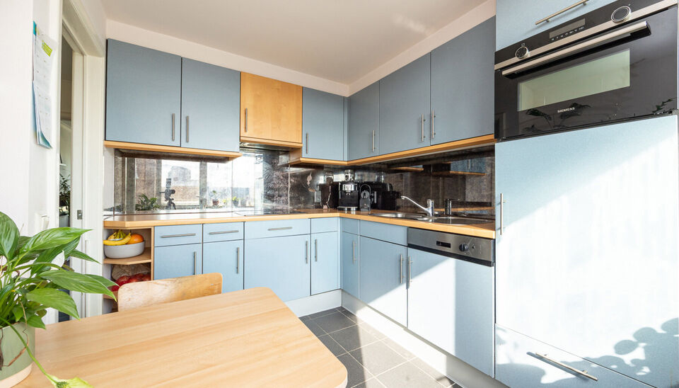 TOP GELEGEN, RUIM APPARTEMENT MET 3 SLAAPKAMERS, EPC LABEL C, PRIVATE AUTOSTANDPLAATS EN KELDERBERGING TE HASSELT!

We vinden dit op te frissen appartement terug aan de Hendrik van Veldekesingel 3 bus 8 te Hasselt. De ligging is hier centraal te noemen: a