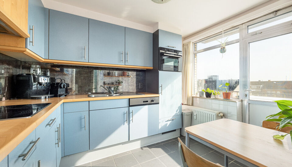 TOP GELEGEN, RUIM APPARTEMENT MET 3 SLAAPKAMERS, EPC LABEL C, PRIVATE AUTOSTANDPLAATS EN KELDERBERGING TE HASSELT!

We vinden dit op te frissen appartement terug aan de Hendrik van Veldekesingel 3 bus 8 te Hasselt. De ligging is hier centraal te noemen: a
