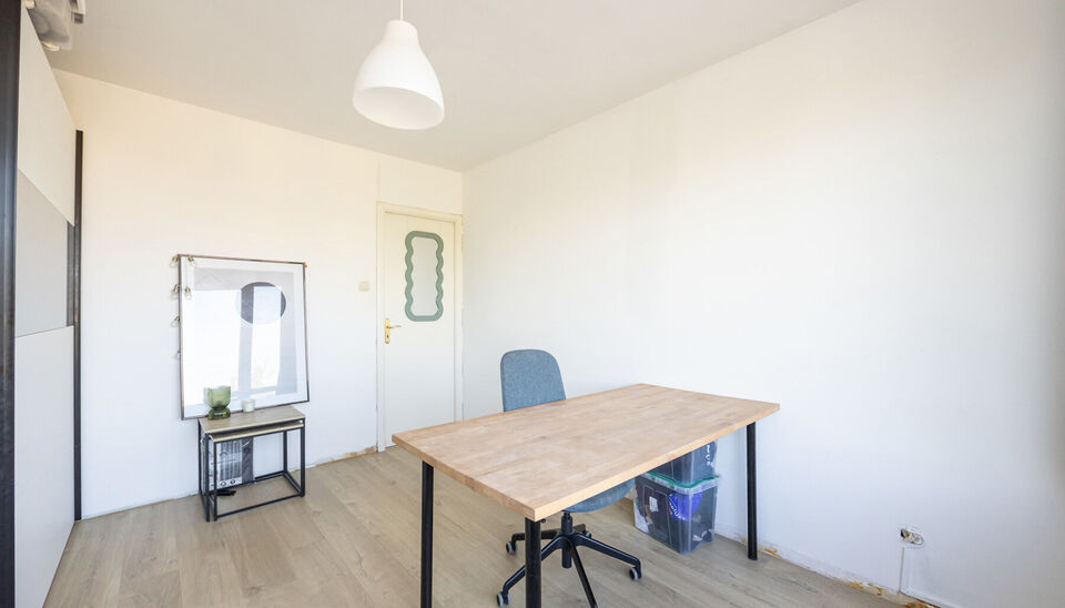 TOP GELEGEN, RUIM APPARTEMENT MET 3 SLAAPKAMERS, EPC LABEL C, PRIVATE AUTOSTANDPLAATS EN KELDERBERGING TE HASSELT!

We vinden dit op te frissen appartement terug aan de Hendrik van Veldekesingel 3 bus 8 te Hasselt. De ligging is hier centraal te noemen: a