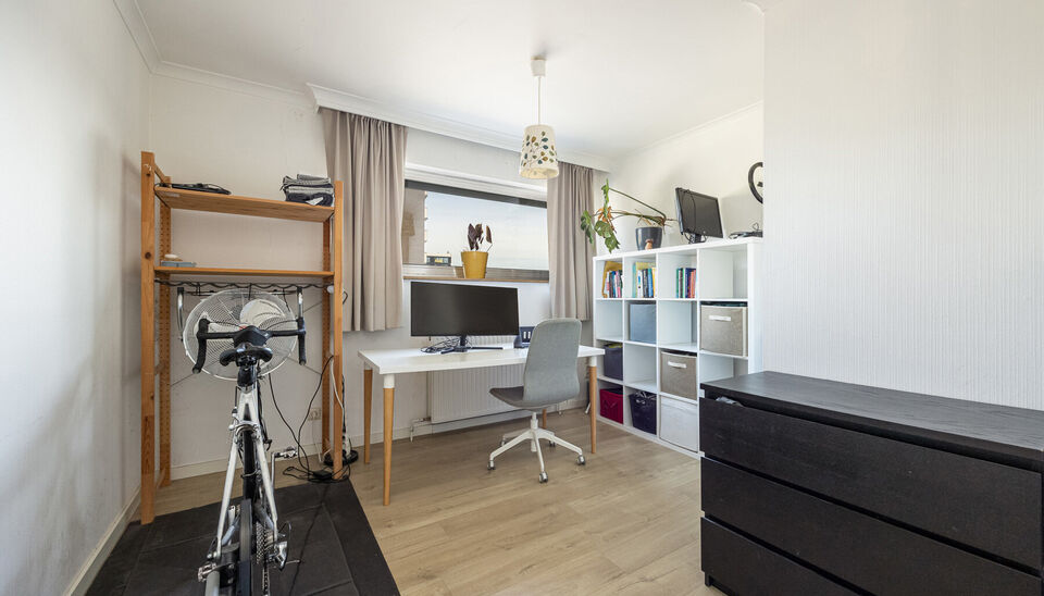 TOP GELEGEN, RUIM APPARTEMENT MET 3 SLAAPKAMERS, EPC LABEL C, PRIVATE AUTOSTANDPLAATS EN KELDERBERGING TE HASSELT!

We vinden dit op te frissen appartement terug aan de Hendrik van Veldekesingel 3 bus 8 te Hasselt. De ligging is hier centraal te noemen: a