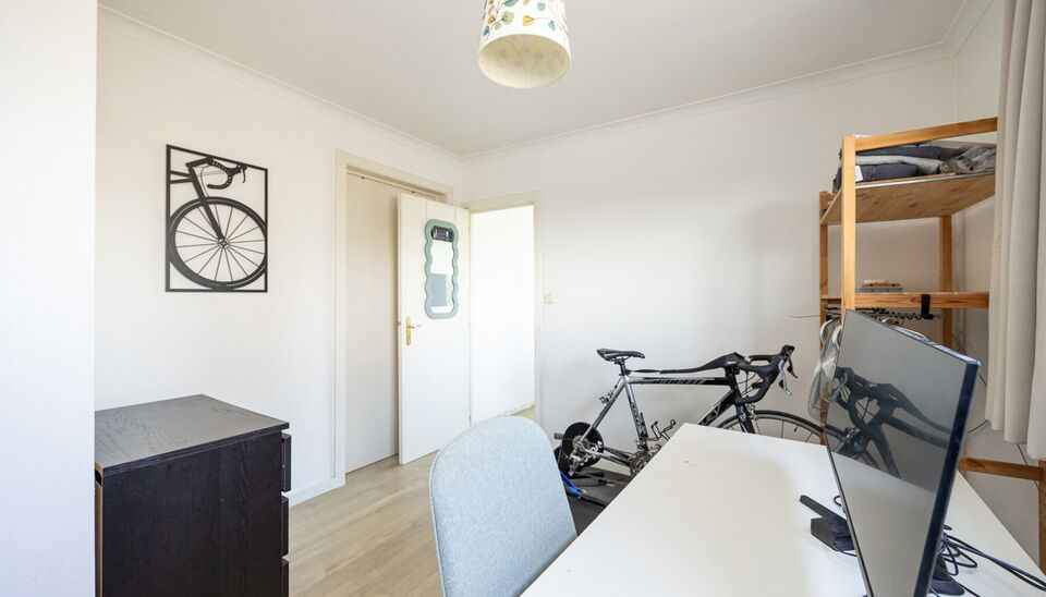 TOP GELEGEN, RUIM APPARTEMENT MET 3 SLAAPKAMERS, EPC LABEL C, PRIVATE AUTOSTANDPLAATS EN KELDERBERGING TE HASSELT!

We vinden dit op te frissen appartement terug aan de Hendrik van Veldekesingel 3 bus 8 te Hasselt. De ligging is hier centraal te noemen: a