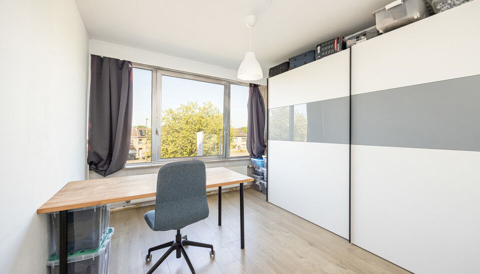 TOP GELEGEN, RUIM APPARTEMENT MET 3 SLAAPKAMERS, EPC LABEL C, PRIVATE AUTOSTANDPLAATS EN KELDERBERGING TE HASSELT!

We vinden dit op te frissen appartement terug aan de Hendrik van Veldekesingel 3 bus 8 te Hasselt. De ligging is hier centraal te noemen: a