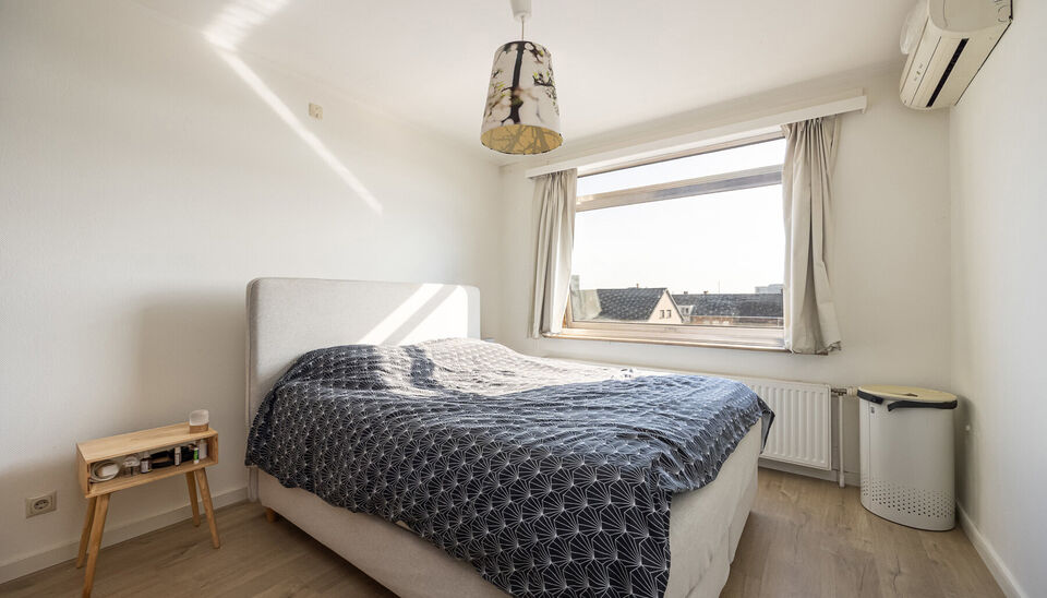 TOP GELEGEN, RUIM APPARTEMENT MET 3 SLAAPKAMERS, EPC LABEL C, PRIVATE AUTOSTANDPLAATS EN KELDERBERGING TE HASSELT!

We vinden dit op te frissen appartement terug aan de Hendrik van Veldekesingel 3 bus 8 te Hasselt. De ligging is hier centraal te noemen: a