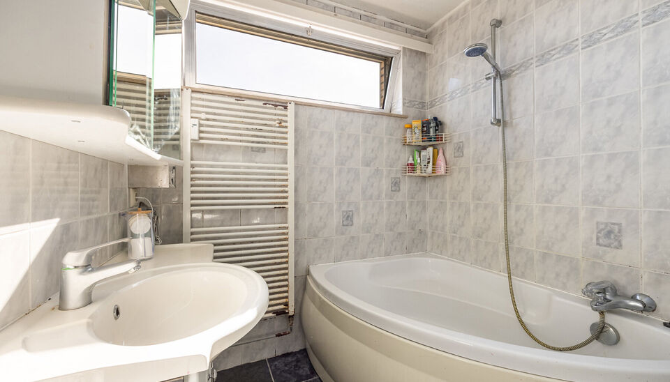 TOP GELEGEN, RUIM APPARTEMENT MET 3 SLAAPKAMERS, EPC LABEL C, PRIVATE AUTOSTANDPLAATS EN KELDERBERGING TE HASSELT!

We vinden dit op te frissen appartement terug aan de Hendrik van Veldekesingel 3 bus 8 te Hasselt. De ligging is hier centraal te noemen: a