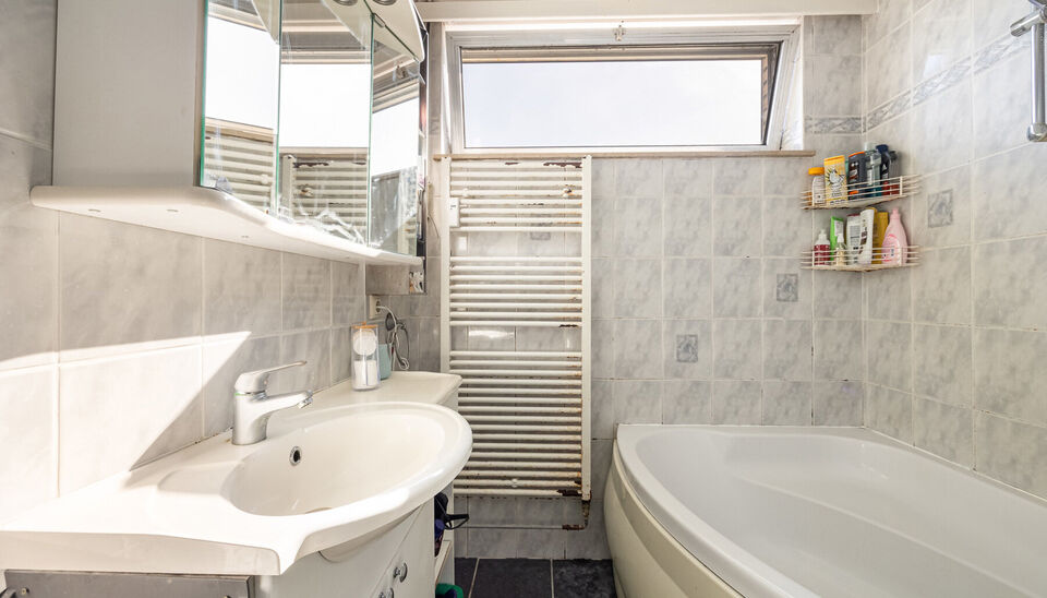 TOP GELEGEN, RUIM APPARTEMENT MET 3 SLAAPKAMERS, EPC LABEL C, PRIVATE AUTOSTANDPLAATS EN KELDERBERGING TE HASSELT!

We vinden dit op te frissen appartement terug aan de Hendrik van Veldekesingel 3 bus 8 te Hasselt. De ligging is hier centraal te noemen: a