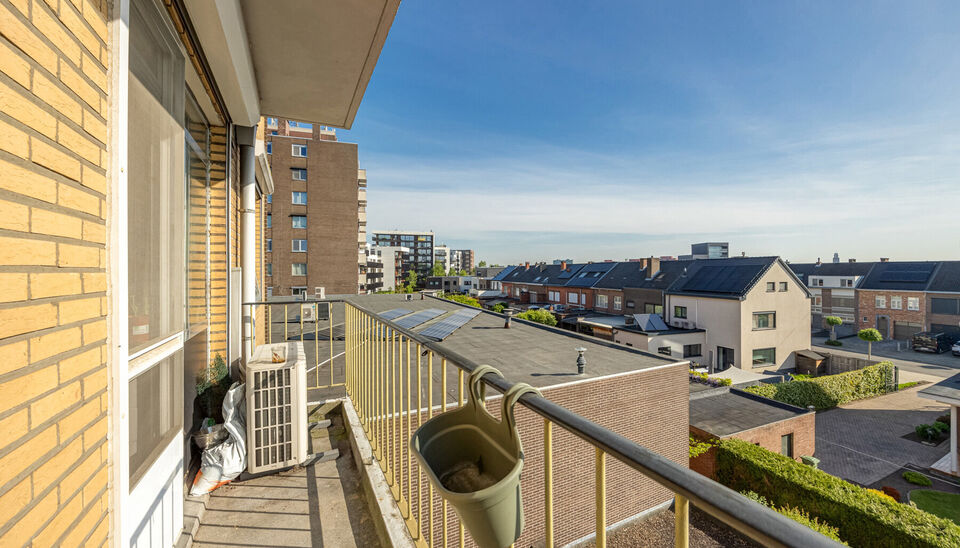 TOP GELEGEN, RUIM APPARTEMENT MET 3 SLAAPKAMERS, EPC LABEL C, PRIVATE AUTOSTANDPLAATS EN KELDERBERGING TE HASSELT!

We vinden dit op te frissen appartement terug aan de Hendrik van Veldekesingel 3 bus 8 te Hasselt. De ligging is hier centraal te noemen: a