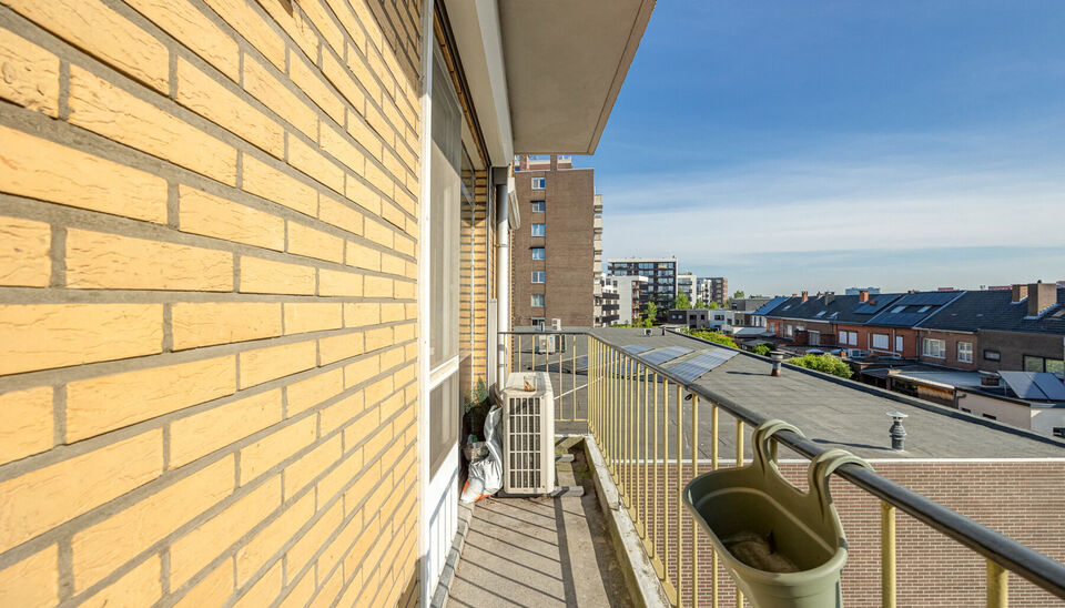 TOP GELEGEN, RUIM APPARTEMENT MET 3 SLAAPKAMERS, EPC LABEL C, PRIVATE AUTOSTANDPLAATS EN KELDERBERGING TE HASSELT!

We vinden dit op te frissen appartement terug aan de Hendrik van Veldekesingel 3 bus 8 te Hasselt. De ligging is hier centraal te noemen: a