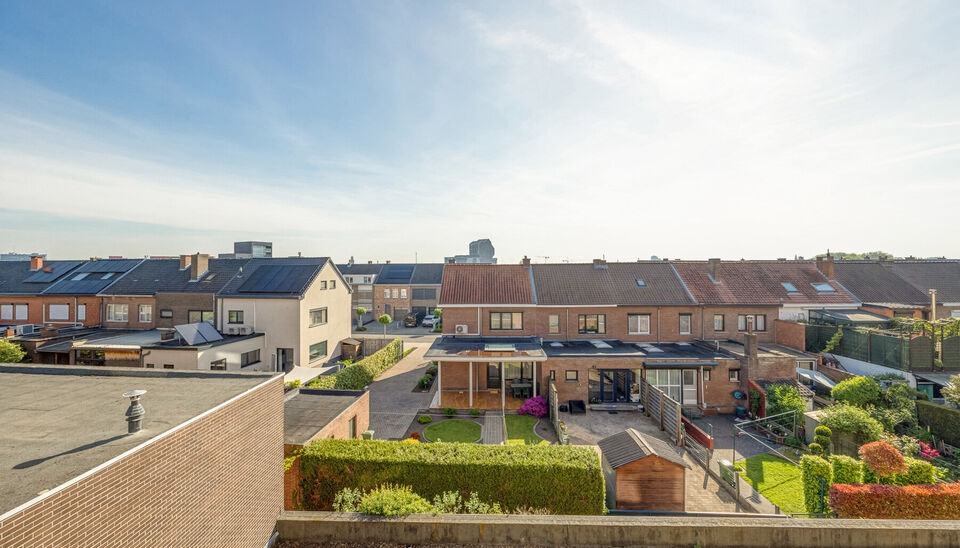 TOP GELEGEN, RUIM APPARTEMENT MET 3 SLAAPKAMERS, EPC LABEL C, PRIVATE AUTOSTANDPLAATS EN KELDERBERGING TE HASSELT!

We vinden dit op te frissen appartement terug aan de Hendrik van Veldekesingel 3 bus 8 te Hasselt. De ligging is hier centraal te noemen: a