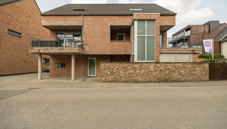 PRACHTIG GELIJKVLOERS APPARTEMENT (97M2) MET 2 SLAAPKAMERS, TERRAS + TUIN EN AUTOSTANDPLAATS TE HASSELT (KORTESSEM)!

In het centrum van Kortessem, meer bepaald op de Omstraat 1 vinden we, op de gelijkvloerse verdieping, dit hedendaags appartement met 2 s