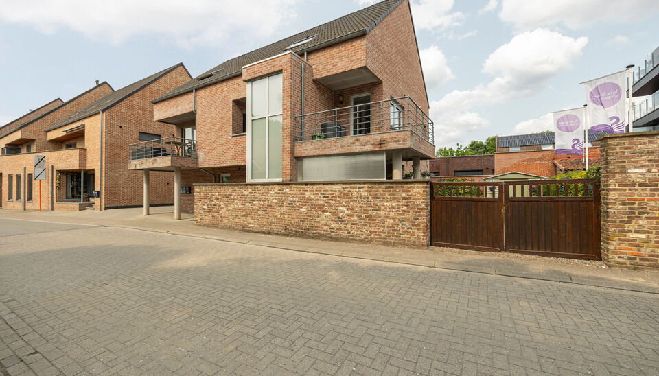 PRACHTIG GELIJKVLOERS APPARTEMENT (97M2) MET 2 SLAAPKAMERS, TERRAS + TUIN EN AUTOSTANDPLAATS TE HASSELT (KORTESSEM)!

In het centrum van Kortessem, meer bepaald op de Omstraat 1 vinden we, op de gelijkvloerse verdieping, dit hedendaags appartement met 2 s