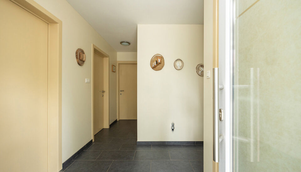 PRACHTIG GELIJKVLOERS APPARTEMENT (97M2) MET 2 SLAAPKAMERS, TERRAS + TUIN EN AUTOSTANDPLAATS TE HASSELT (KORTESSEM)!

In het centrum van Kortessem, meer bepaald op de Omstraat 1 vinden we, op de gelijkvloerse verdieping, dit hedendaags appartement met 2 s