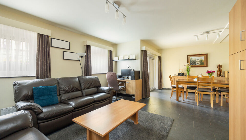 PRACHTIG GELIJKVLOERS APPARTEMENT (97M2) MET 2 SLAAPKAMERS, TERRAS + TUIN EN AUTOSTANDPLAATS TE HASSELT (KORTESSEM)!

In het centrum van Kortessem, meer bepaald op de Omstraat 1 vinden we, op de gelijkvloerse verdieping, dit hedendaags appartement met 2 s