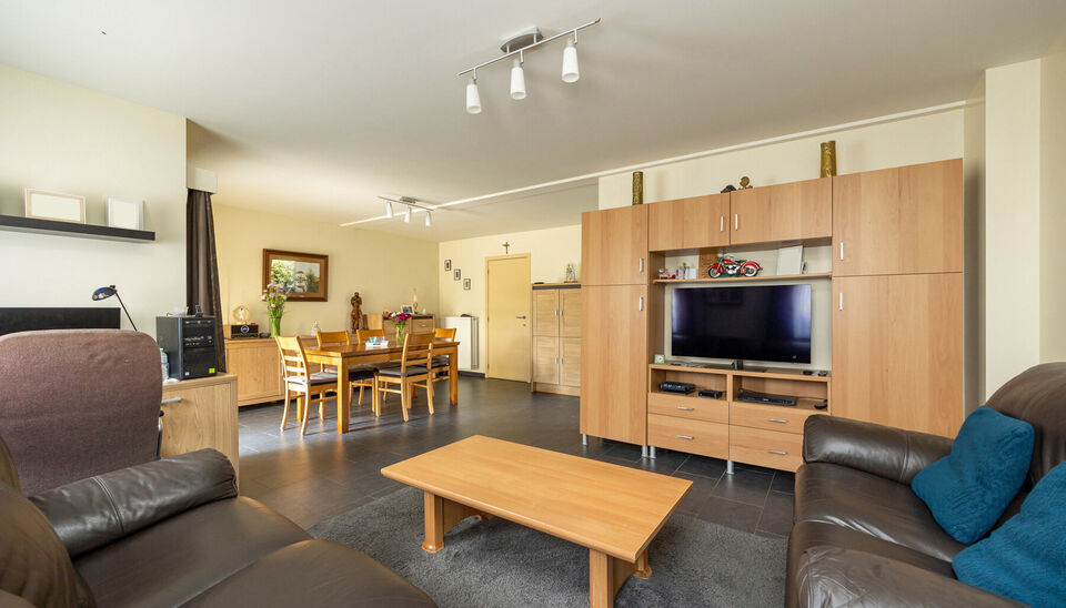 PRACHTIG GELIJKVLOERS APPARTEMENT (97M2) MET 2 SLAAPKAMERS, TERRAS + TUIN EN AUTOSTANDPLAATS TE HASSELT (KORTESSEM)!

In het centrum van Kortessem, meer bepaald op de Omstraat 1 vinden we, op de gelijkvloerse verdieping, dit hedendaags appartement met 2 s