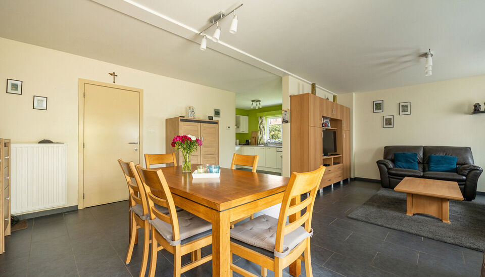 PRACHTIG GELIJKVLOERS APPARTEMENT (97M2) MET 2 SLAAPKAMERS, TERRAS + TUIN EN AUTOSTANDPLAATS TE HASSELT (KORTESSEM)!

In het centrum van Kortessem, meer bepaald op de Omstraat 1 vinden we, op de gelijkvloerse verdieping, dit hedendaags appartement met 2 s