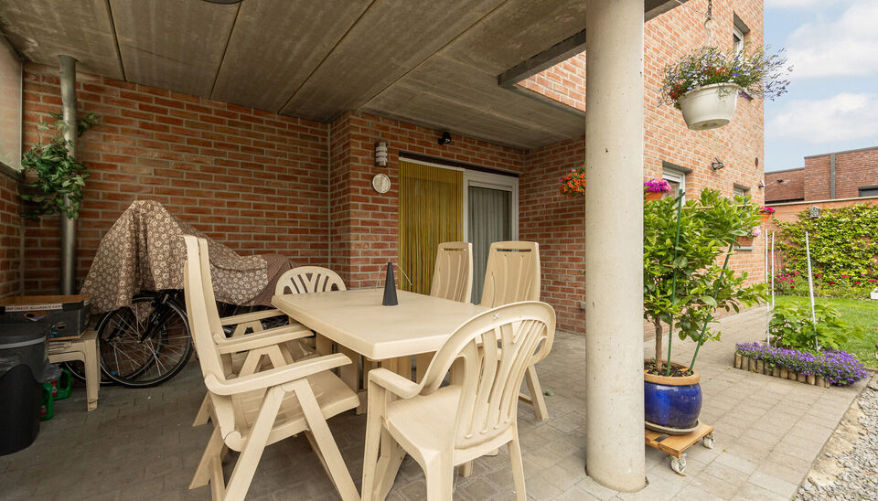 PRACHTIG GELIJKVLOERS APPARTEMENT (97M2) MET 2 SLAAPKAMERS, TERRAS + TUIN EN AUTOSTANDPLAATS TE HASSELT (KORTESSEM)!

In het centrum van Kortessem, meer bepaald op de Omstraat 1 vinden we, op de gelijkvloerse verdieping, dit hedendaags appartement met 2 s